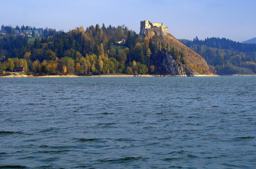  Jezioro Czorsztyńskie – relaks nad wodą z widokiem na panoramę Pienin i Gorców