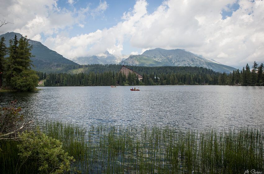  Szczyrbskie Jezioro (Štrbské pleso) – jedno z najpiękniejszych jezior w Tatrach